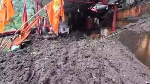 Video: चमोली के कल्पेश्वर महादेव मंदिर पर गिरा मलबा, लगातार बारिश से मचा हड़कंप